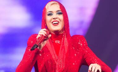 Katy Perry kicks off Witness: The Tour in Montreal by recreating outer space on stage