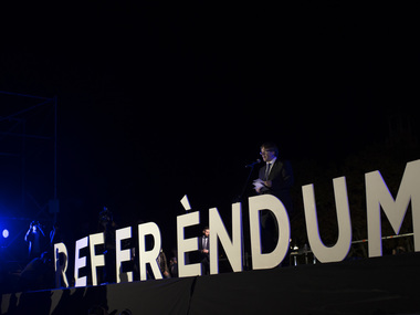 Catalan separatists occupy polling booths, defy govt order to stop independence referendum Catalan separatists occupy polling booths, defy govt order to stop independence referendum