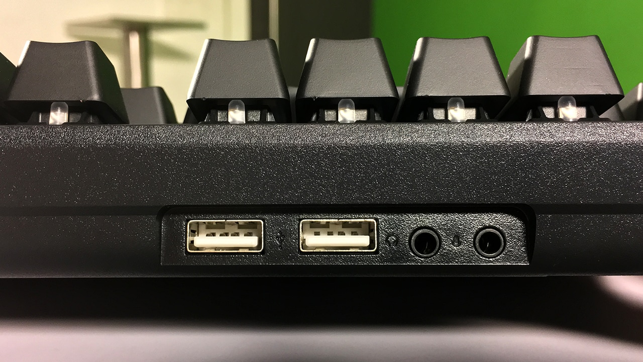 The keyboard includes a 2-port USB hub and two 3.5 mm audio jacks