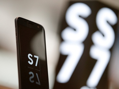 Samsung temporarily suspends Android 8.0 Oreo rollout to Galaxy S7, S7 Edge devices as users report major issues Samsung temporarily suspends Android 8.0 Oreo rollout to Galaxy S7, S7 Edge devices as users report major issues