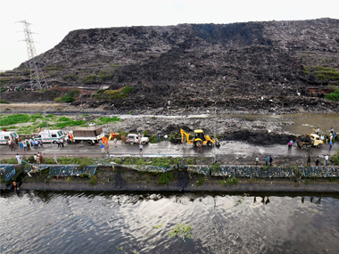 Ghazipur landfill collapse: Delhi Lieutenant Governor Anil Baijal bans garbage dumping at site Ghazipur landfill collapse: Delhi Lieutenant Governor Anil Baijal bans garbage dumping at site