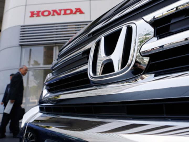 Honda, Hino to join SoftBank-Toyota partnership's self-driving car service project; to take 10% stake in venture