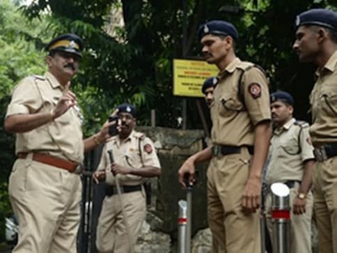 Mumbai couple commit suicide, police probing incident Mumbai couple commit suicide, police probing incident