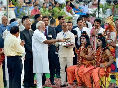 Narendra Modi, Ram Nath Kovind greet nation on Dussehra; term Indian festivals 'medium of education' Narendra Modi, Ram Nath Kovind greet nation on Dussehra; term Indian festivals 'medium of education'