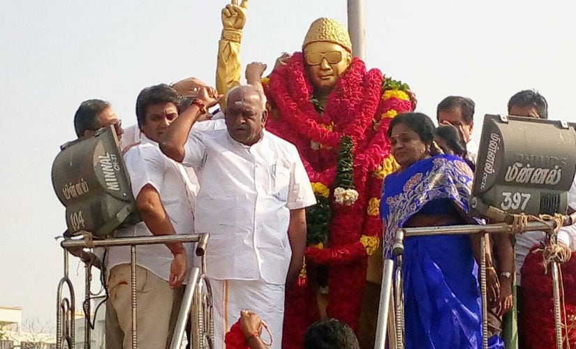 Union minister Pon Radhakrishnan and Tamil Nadu BJP chief Tamilisai Sounderrarajan at the MGR statue at Marina Beach. Facebook/All India Radio