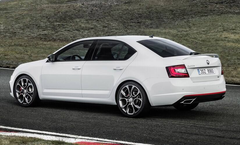 The front grille is finished in polished black and goes well with the 17-inch black alloy rims on the sides.