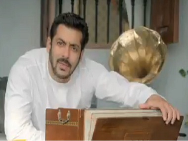 Bigg Boss 11: Salman Khan recreates Kishore Kumar's magic from the film Padosan for a promo Bigg Boss 11: Salman Khan recreates Kishore Kumar's magic from the film Padosan for a promo