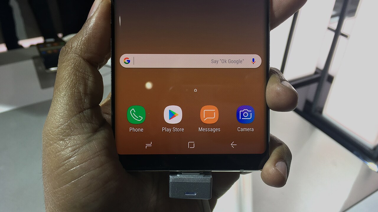 The display is very sharp and offers better colour rendition than the Galaxy S8