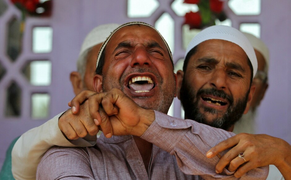Kashmir Police said that the jawan died on the spot, whereas his family members suffered gunshot wounds. The previous night, police had launched a cordon operation at Parray mohalla, and militants believed that Parray was involved in the exercise. Reuters Kashmir Police said that the jawan died on the spot, whereas his family members suffered gunshot wounds. The previous night, police had launched a cordon operation at Parray mohalla, and militants believed that Parray was involved in the exercise. Reuters