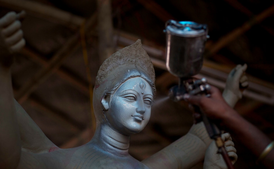 A Week Before Durga Puja Devotees Offer Prayers To Ancestors On Mahalaya Photos News Firstpost