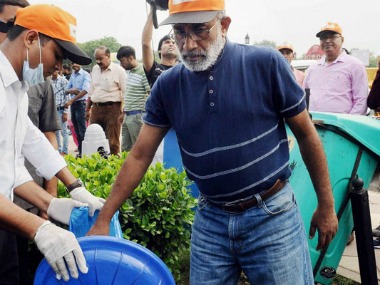 K Alphons finds no garbage to clean at India Gate, volunteers arrange some K Alphons finds no garbage to clean at India Gate, volunteers arrange some
