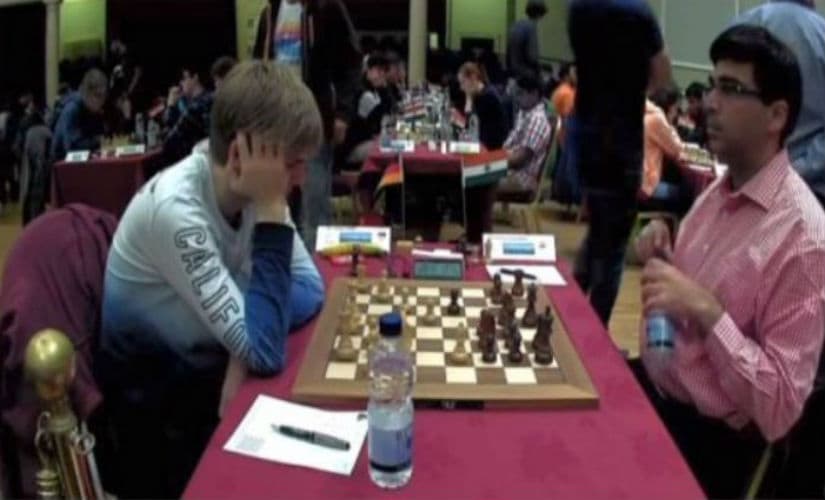 Viswanathan Anand (R) in his game against Jonas Lampert. Screenshot from the live broadcast