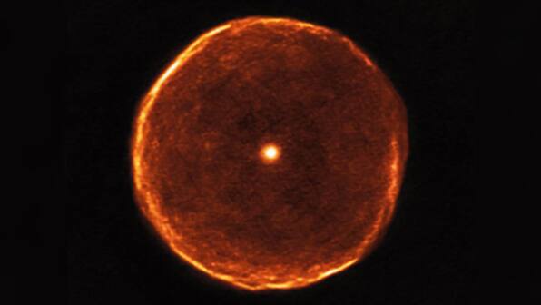 ALMA captures a bubble of ejected material around U Antliae, an ageing star