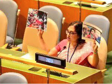 India slams Pakistan at UNGA for using fake picture to weave 'completely false narrative' on Kashmir India slams Pakistan at UNGA for using fake picture to weave 'completely false narrative' on Kashmir