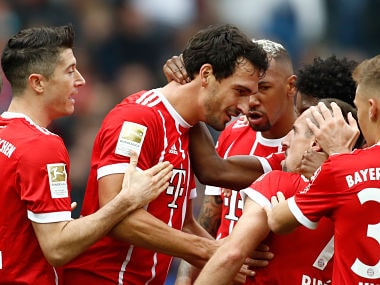 Bayern Munich's German defender Mats Hummels (2nd L) celebrates scoring the opening goal with his teammates during the German first division Bundesliga football match between Hertha Berlin and FC Bayern Munich in Berlin, on October 1, 2017. / AFP PHOTO / Odd ANDERSEN / RESTRICTIONS: DURING MATCH TIME: DFL RULES TO LIMIT THE ONLINE USAGE TO 15 PICTURES PER MATCH AND FORBID IMAGE SEQUENCES TO SIMULATE VIDEO. == RESTRICTED TO EDITORIAL USE == FOR FURTHER QUERIES PLEASE CONTACT DFL DIRECTLY AT + 49 69 650050