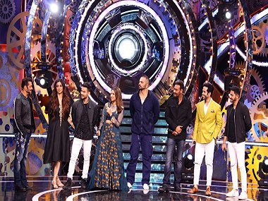 Bigg Boss Weekend ka Vaar, 8 October 2017: Golmaal cast joins Salman Khan; Zubair Khan gets eliminated Bigg Boss Weekend ka Vaar, 8 October 2017: Golmaal cast joins Salman Khan; Zubair Khan gets eliminated