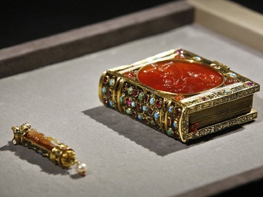 Louvre Museum calls on public to help fund return of prayer book belonging to King Francis I Louvre Museum calls on public to help fund return of prayer book belonging to King Francis I