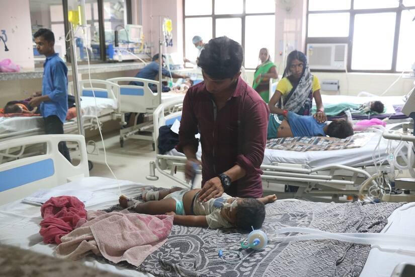 A father tends to his ailing son in an ICU in a Uttar Pradesh hospital. Image procured by author