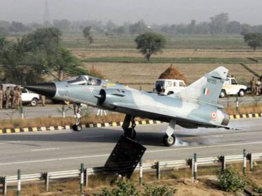 IAF conducts touchdown exercise on Lucknow-Agra Expressway, 20 aircraft participate in first such drill