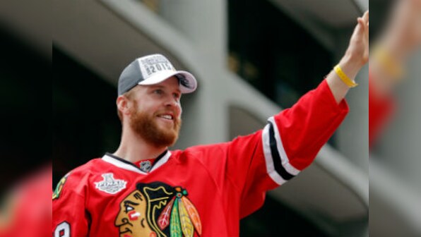 NHL: Bryan Bickell returns to Chicago Blackhawks on day-long contract, dons jersey one last time