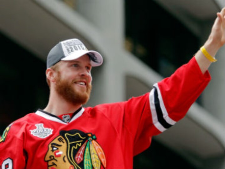 NHL: Bryan Bickell returns to Chicago Blackhawks on day-long contract, dons jersey one last time