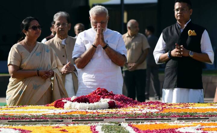 Gandhi Jayanti: Narendra Modi, Ram Nath Kovind pay tribute to Father of the Nation at Raj Ghat Gandhi Jayanti: Narendra Modi, Ram Nath Kovind pay tribute to Father of the Nation at Raj Ghat