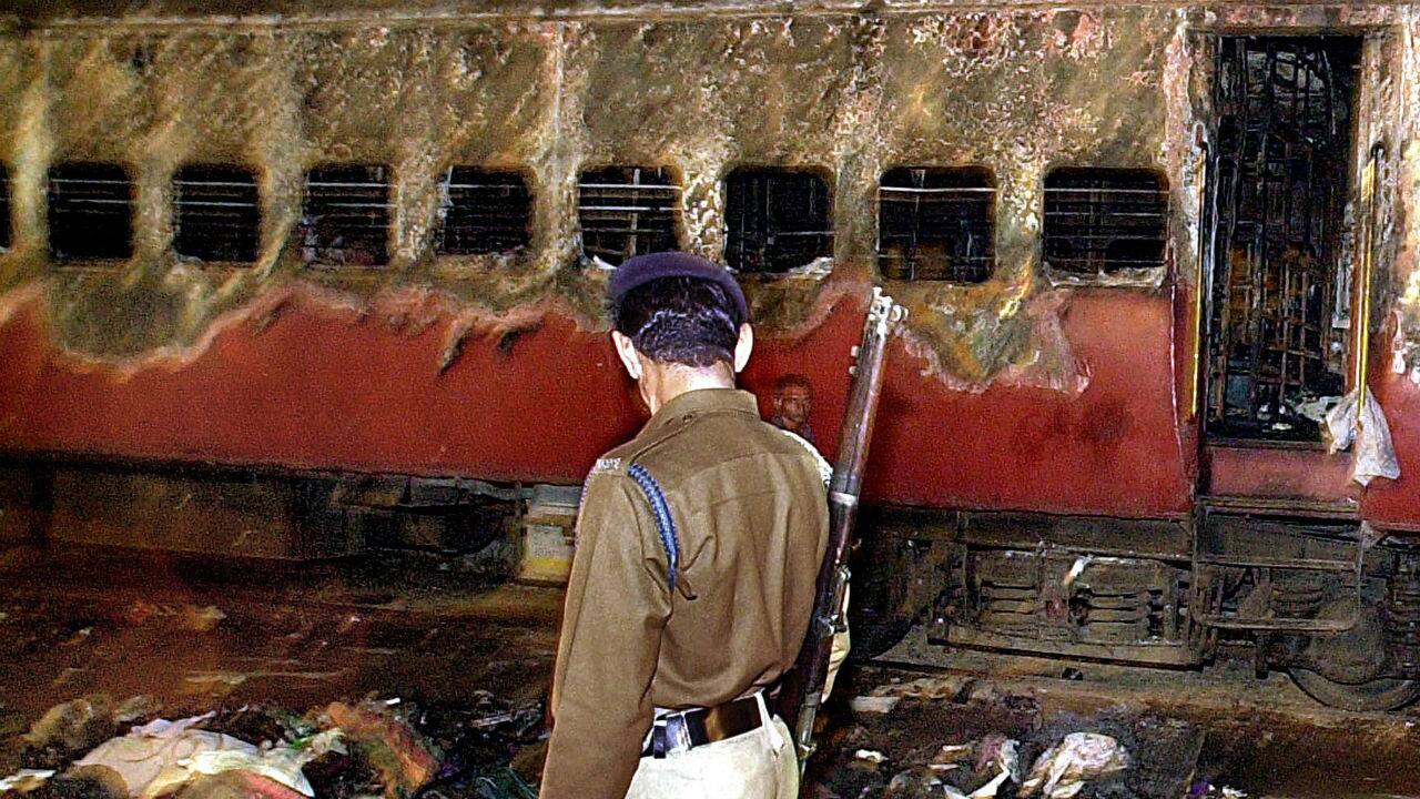 Godhra Riots Gujrat 2002 Godhra riots: Gujarat govt given clean chit by Justice Nanavati ...