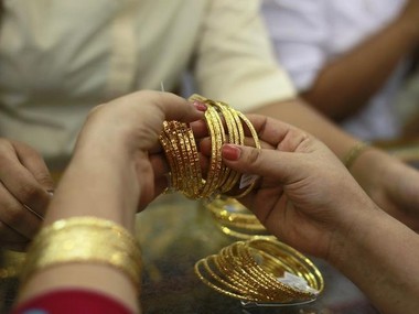 Gold falls Rs 360 to Rs 33,070 per 10 grams on subdued demand from local jewellers, weak trend overseas Gold falls Rs 360 to Rs 33,070 per 10 grams on subdued demand from local jewellers, weak trend overseas