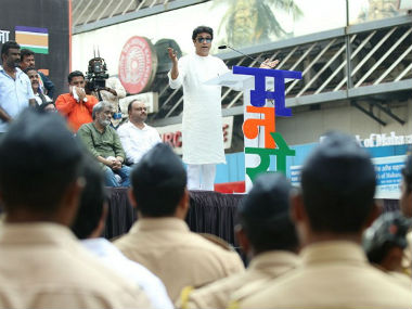 MNS workers evict illegal hawkers outside Thane, Kalyan stations as 15-day deadline to authorities ends MNS workers evict illegal hawkers outside Thane, Kalyan stations as 15-day deadline to authorities ends