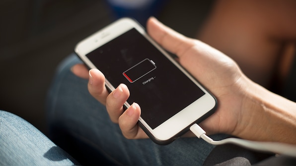 Apple just patented tech that wirelessly transfers power to another device