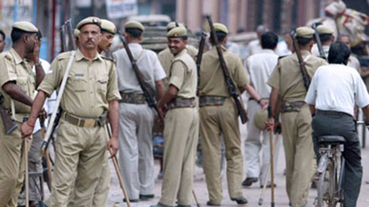 UP Police lathi-charge Youth Congress workers at Lucknow's Gandhi ...