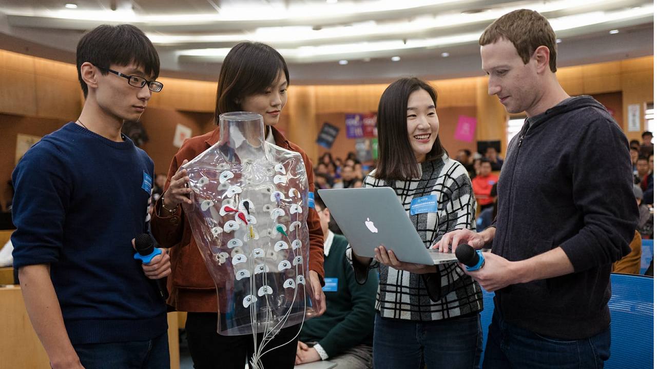 Mark Zuckerberg with the students at Tsinghua School of Economics and Management. Image: Facebook/@Mark Zuckerberg