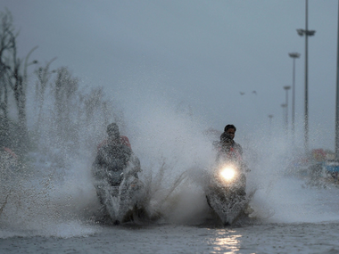 Death toll rises to 8 as rains pound Chennai, neighbouring Tamil Nadu districts; Palaniswamy says govt working on 'war-footing' Death toll rises to 8 as rains pound Chennai, neighbouring Tamil Nadu districts; Palaniswamy says govt working on 'war-footing'