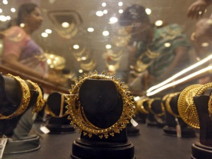 Gems and jewellery exports dip by 8.67% to Rs 2.64 lakh cr in FY18 on demand slump from UAE