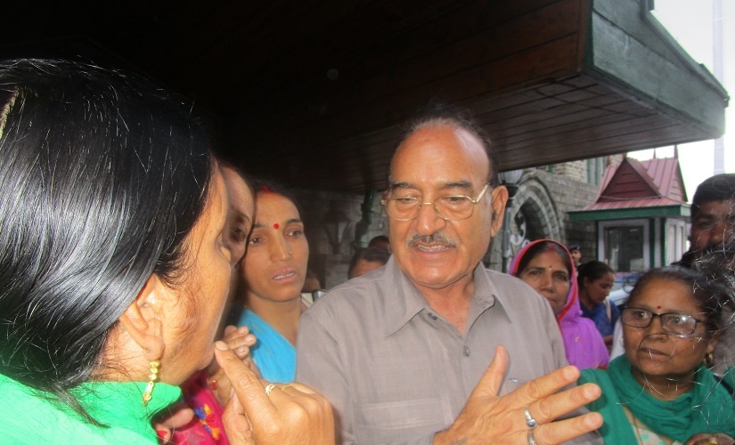 People of Himachal Pradesh engage with Health and Family Walfare minister Kaul Singh Thakur over demand for nyaya panchayats. Image courtesy Vandana Shukla