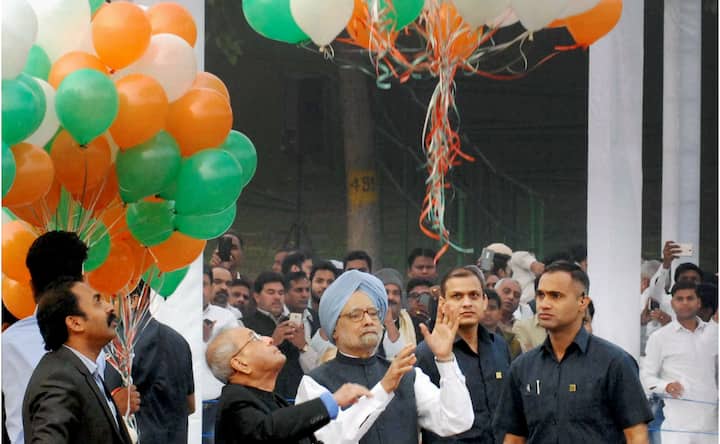 India remembers Jawaharlal Nehru on birth anniversary; Children's Day celebrations run parallel India remembers Jawaharlal Nehru on birth anniversary; Children's Day celebrations run parallel