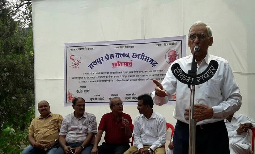 Veteran journalist Ramesh Nayyar addresses a gathering and talks about the increasing attacks on journalists in Chhattisgarh. Image courtesy Avdhesh Mallick