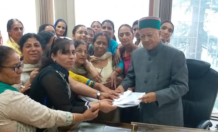 NGOs presenting a memorandum to HP chief minister Virbhadra Singh, demanding to reintroduce nyay panchayats at Shimla. Image courtesy Vandana Shukla