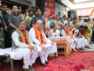 Countering Congress' 'chaiwala' barb, BJP leaders sip tea with people in Gujarat during Narendra Modi's Mann ki Baat Countering Congress' 'chaiwala' barb, BJP leaders sip tea with people in Gujarat during Narendra Modi's Mann ki Baat