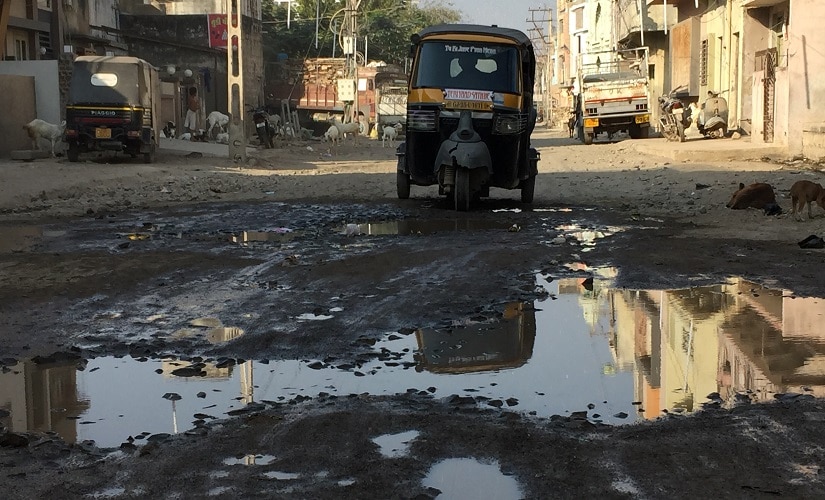 The Memanwad area is covered with potholes and broken roads. Image procured by the author