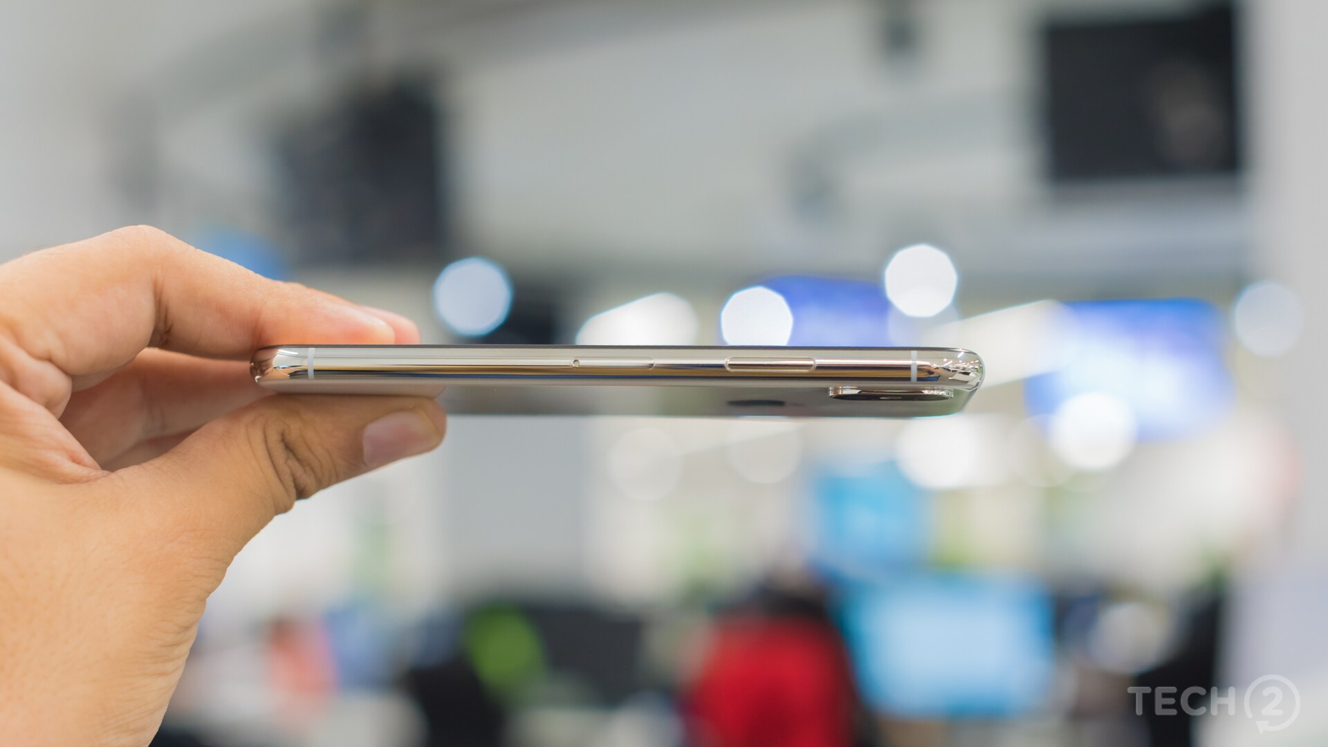 The right hand edge houses the SIM card tray and the sleep / standby button. Image: Rehan Hooda/tech2