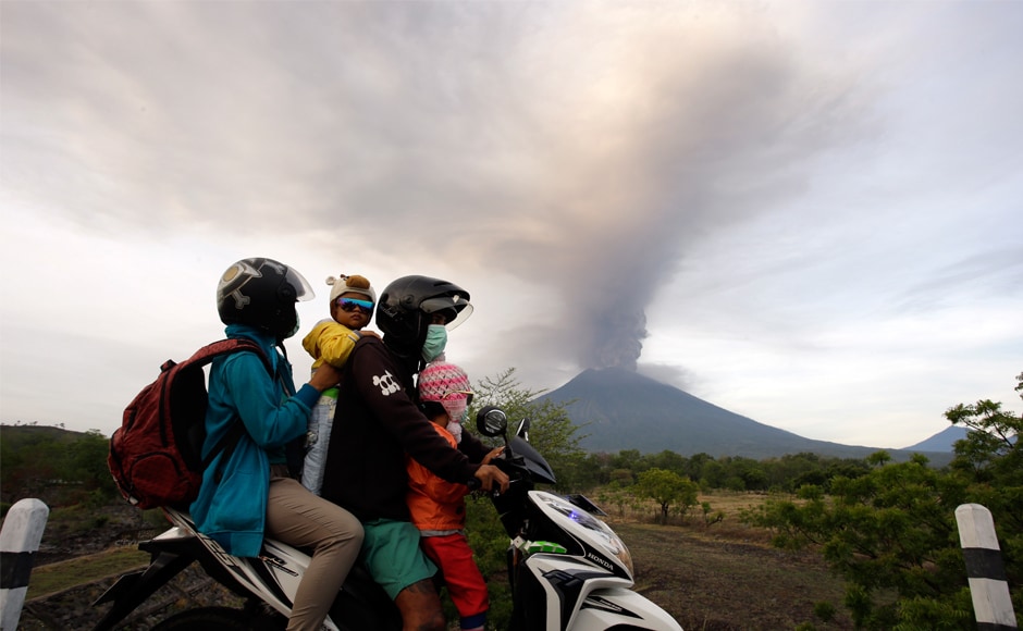 The volcano last erupted in 1963, killing about 1,600 people. Mount Agung is one of more than 120 active volcanoes extending the length of Indonesia, which straddles the Pacific Ring of Fire. AP The volcano last erupted in 1963, killing about 1,600 people. Mount Agung is one of more than 120 active volcanoes extending the length of Indonesia, which straddles the Pacific Ring of Fire. AP