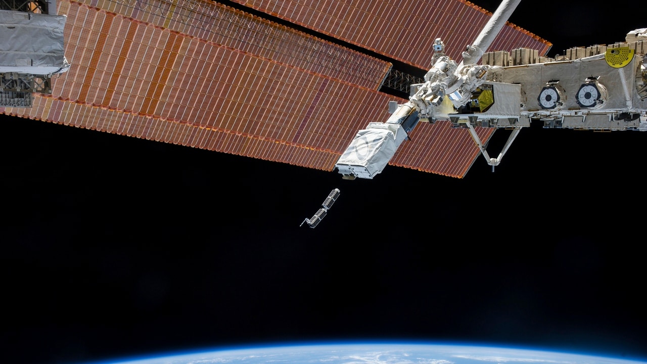 2014 年 2 月 11 日，美國宇航局 (NASA) 拍攝的這張照片中，國際空間站的遠征 38 號機組人員在部署一組 NanoRacks CubeSats 時拍攝了由 Kibo 實驗室機械臂抓握的小型衛星軌道部署器 (SSOD)。  CubeSats 計劃包含各種實驗，例如地球觀測和高級電子測試。 站太陽能電池板、地球的地平線和太空的黑暗為場景提供了背景。 路透社/美國宇航局/講義（美國 - 標籤：科學技術）僅供編輯使用。 不得用於營銷或廣告活動。 此圖片由第三方提供。 它分發，完全按照路透社收到的，作為對客戶的服務 - GM1EA2D07UW01