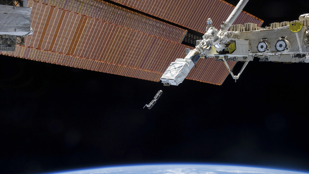 Spacewalkers instal bird trackers, release miniature satellites from the ISS Spacewalkers instal bird trackers, release miniature satellites from the ISS