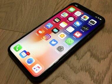 Tired of looking at your Apple iPhone X notch? Here's a solution to get rid of it, temporarily