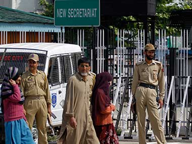 Mehbooba Mufti govt to shift base to Jammu as traders calls for strike on Monday Mehbooba Mufti govt to shift base to Jammu as traders calls for strike on Monday