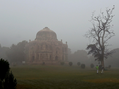 Delhi smog: Experts say situation may persist till Saturday; Kejriwal says decision on odd-even tomorrow Delhi smog: Experts say situation may persist till Saturday; Kejriwal says decision on odd-even tomorrow