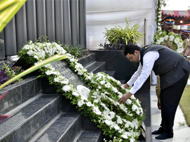 26/11 Mumbai terror attacks: Devendra Fadnavis, governor Vidyasagar Rao pay tributes to mark 9th anniversary 26/11 Mumbai terror attacks: Devendra Fadnavis, governor Vidyasagar Rao pay tributes to mark 9th anniversary