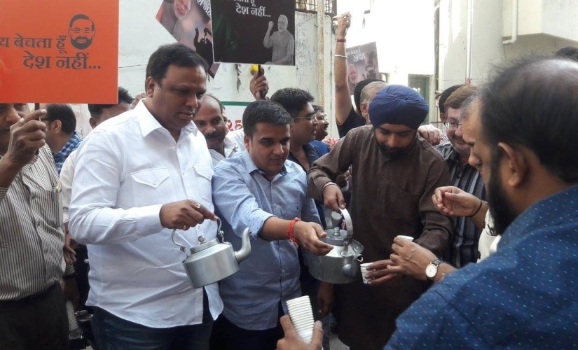 Tajinder Bagga distributing tea at Congress' Surat office. Image credit: Facebook/Harsh Sanghavi