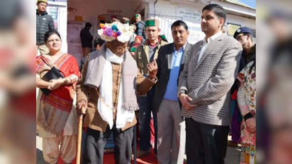 Himachal Pradesh Assembly Election 2017: India's first voter 101-yr-old Shyam Saran Negi and wife vote in Kinnaur